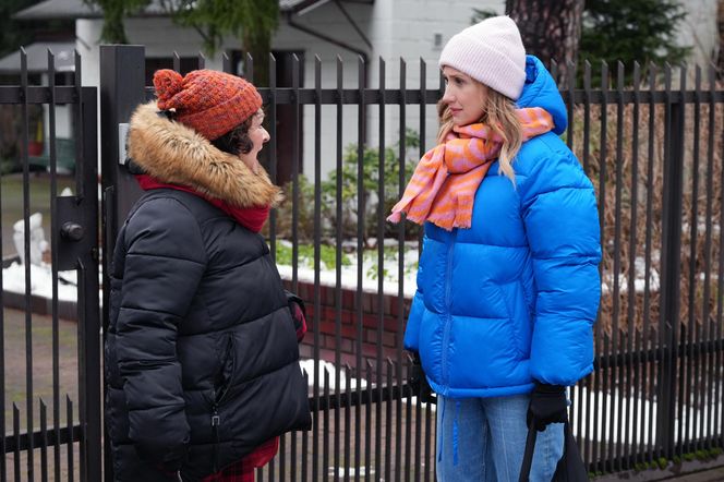 Barwy szczęścia, odcinek 3188: Asia (Anna Gzyra-Augustynowicz), jej teściowa Zofia (Izabela Olejnik)