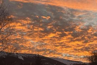 Kolorowy spektakl na niebie na Dolnym Śląsku. Co zwiastuje czerwone niebo? 