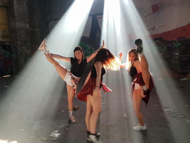 Sachiel na planie klipu "Ponad chmurami"