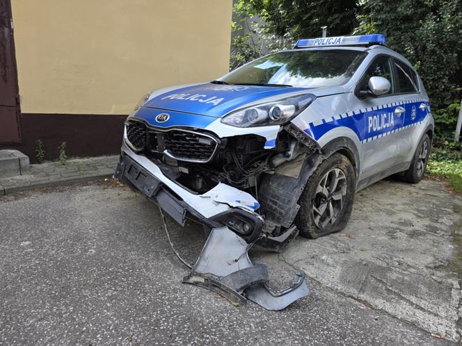 Zniszczone radiowozy po pościgu Wierzbna