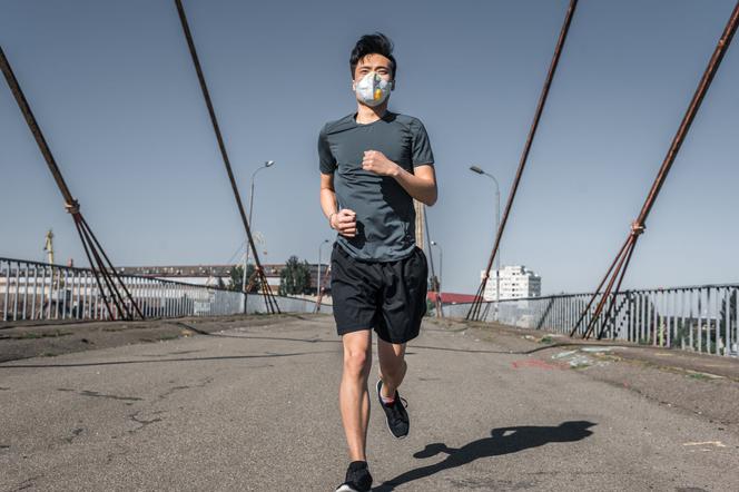 Bieganie podczas smogu może być zdrowsze jeśli będziemy stosować maski pochłaniające szkodliwy pył.