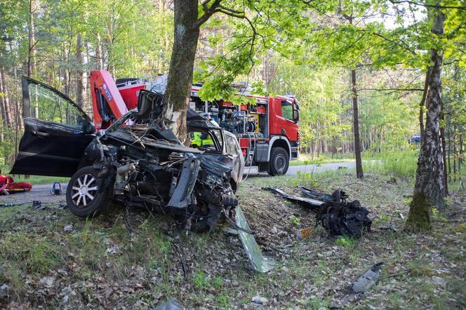 Śmiertelny wypadek pod Piłą. 20-latek z pasażerami huknęli w drzewo [ZDJĘCIA].