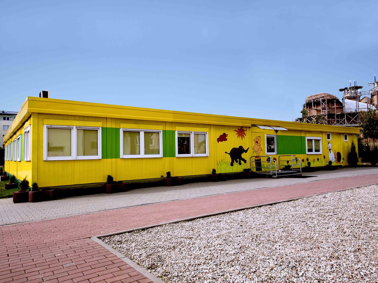 Szkoła modułowa z kontenerów: podstawówka w Ząbkach zbudowana z kontenerów w 4 tygodnie