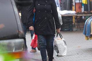 Hanna Zdanowska robi zakupy na bazarku