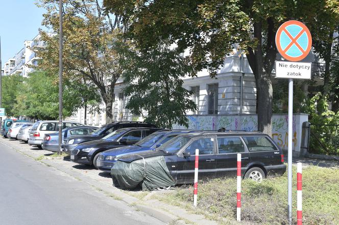 Wraki blokują miejsca parkingowe