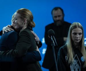 Wotum nieufności, odcinek 6. Daria Seyda (Katarzyna Dąbrowska), Hubert Korodecki (Leszek Lichota), Zuza (Paulina Krzyżańska)