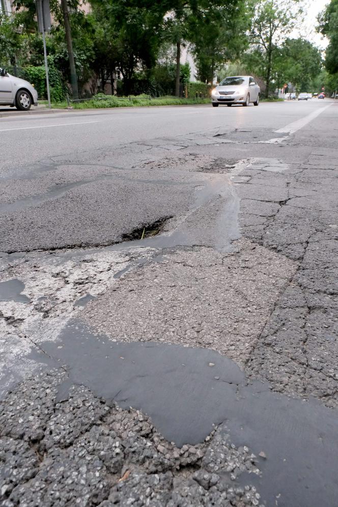 Drogowcy zabierają się za zdewastowaną ulicę