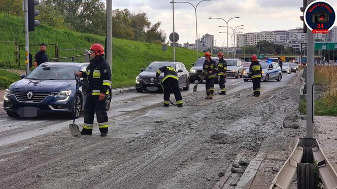 Tony betonu rozlały się na asfalt w Warszawie. Kierowca betoniarki zwiał! 