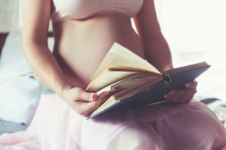 „Brzemienne powinny się wystrzegać częstszych stosunków”. Co radzono ciężarnym w XIX wieku?
