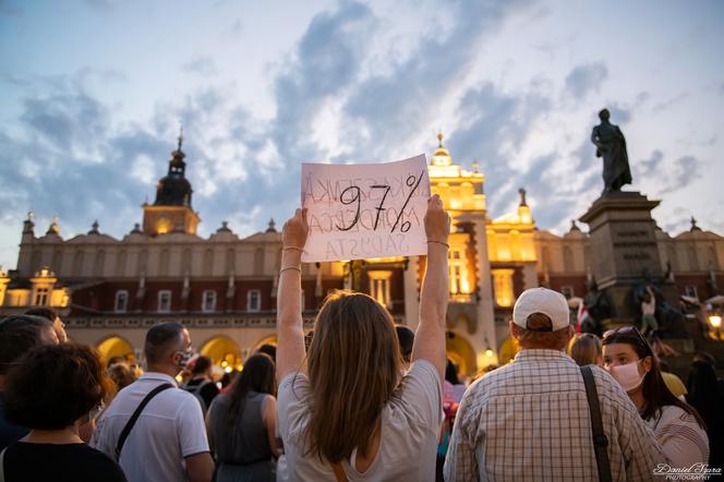 Manifestacja Białorusinów na rynku w Krakowie. "Precz z Łukaszenką!"