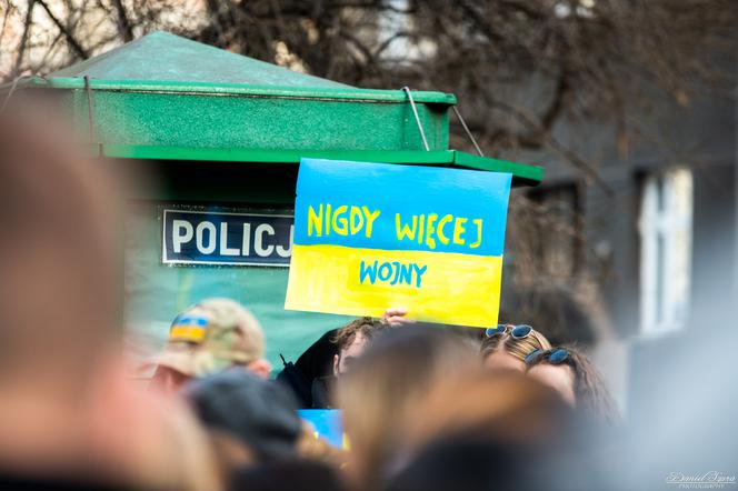  Kraków solidarny z Ukrainą. Setki osób przyszło na manifestację [ZDJĘCIA]
