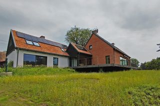 Dom z największymi przeszkleniami w Polsce. Przebudowa w Szerokim Borze harmonijnie wpisuje się w mazurski krajobraz