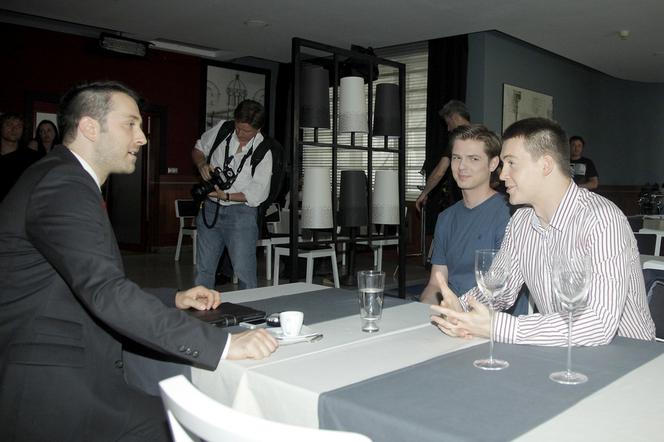 Hotel 52 sezon 7. Tomasz Rusiecki (Filip Bobek), Igor (Kamil Kula), Artur Górski (Krzysztof Kwiatkowski)