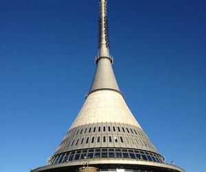 Kosmiczny hotel w Sudetach na sprzedaż! Ikona socmodernizmu zmieni właściciela