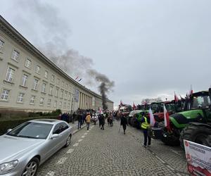 Protest rolników we Wrocławiu. Strajk wymyka się spod kontroli. Urząd Wojewódzki obrzucany jajkami