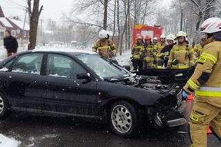 Opel wpadł do potoku po zderzeniu z innym samochodem. Kierowca został uwięziony