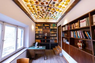 Kamienny regał, misy w suficie i popiersie żony. Wyposażenie willi Pniewskiego w rejestrze zabytków