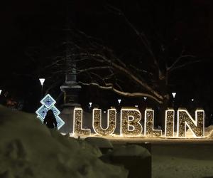 Lublin wieczorową porą. W mieście świąteczne ozdoby i hałdy śniegu. Zobacz zdjęcia!