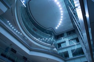 Oświetlenie LED w architekturze komercyjnej – estetyka, komfort i stabilność przez lata