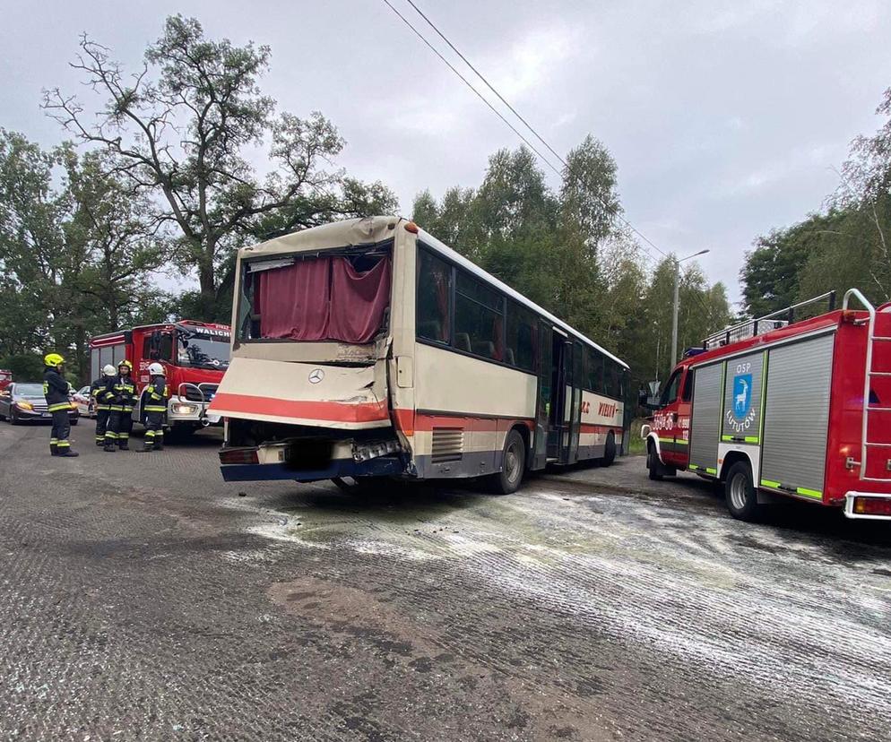 Siedliska. Ciężarówka wjechała w autobus szkolny. 5 dzieci w szpitalu