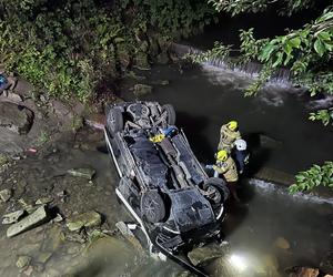 Auto dachowało i wylądowało w...korycie rzeki. Poważny wypadek w Szczyrku