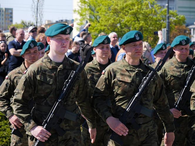 Ponad stu żołnierzy na Placu Solidarności w Olsztynie. Złożyli uroczystą przysięgę [ZDJĘCIA]