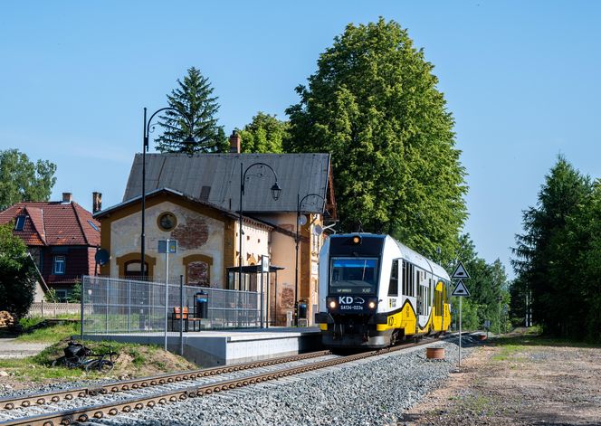 Pociągiem prosto pod Śnieżkę! Karpacz po 25 latach wrócił na kolejową mapę Polski. Zobacz zdjęcia