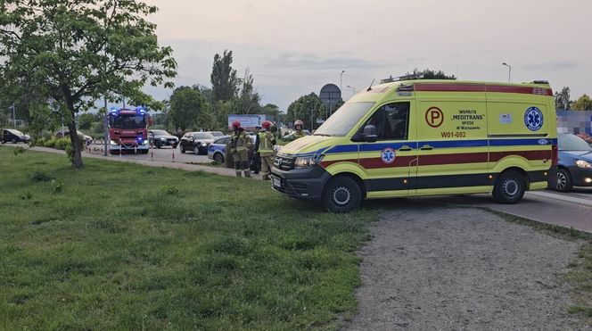 Pruszków. Przed szpitalem wpadł hulajnogą pod BMW. 21-latek w stanie krytycznym