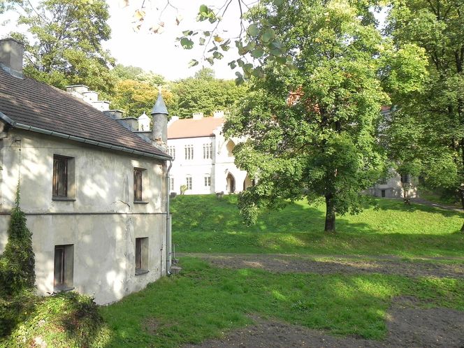 To najpiękniejszy taki pałac w Małopolsce. Jego historia wiąże się z mistyfikacją