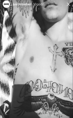 Nowy tatuaż Justina Biebera. Co oznacza orzeł na brzuchu wokalisty?