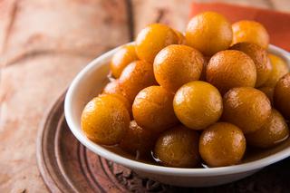 Indyjskie pączki gulab jamun- jak je przygotować? [WIDEO]