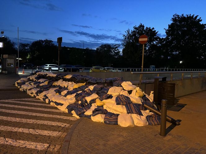 Wrocław szykuje się na powódź. W centrum wszędzie leżą worki z piaskiem