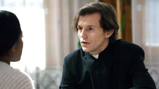 Barwy szczęścia, odcinek 1871: Carina i ksiądz Tadeusz spędzą razem noc na plebanii