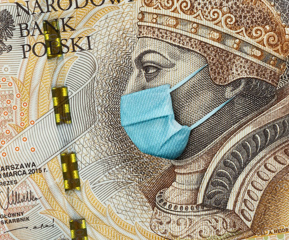 Zbliżenie na banknot 200 złotych przedstawiające Zygmunta I Starego w masce ochronnej. Symbolizuje zbiórki pieniędzy i akcje charytatywne na walkę z koronawirusem, takie jak #hot16challenge, o których przeczytasz na Poradnik Zdrowie.