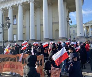 Kupcy z Marywilskiej 44 protestują pod Ratuszem. Walczą z podwyżką czynszu w centrum handlowym