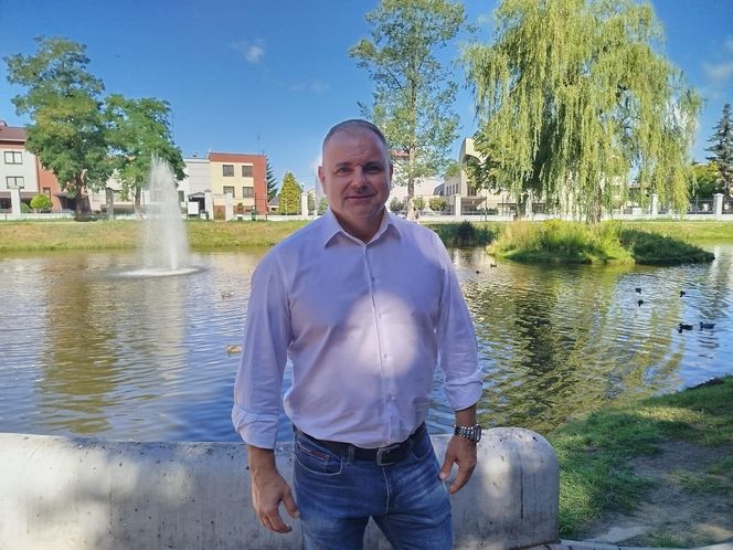Radny Robert Chojecki w parku miejskim Aleksandria w Siedlcach