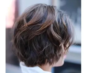 To 4 najlepsze fryzury dla kobiet po 60-tce na jesień 2022. Te cięcia dosłownie zamaskują zmarszczki i odejmą lat