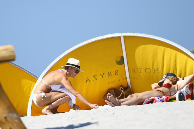 Jan Englert z żoną i ćorką w Juracie