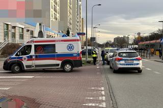 Koszmarny wypadek na warszawskim Bródnie. Nastolatek wpadł pod rozpędzoną osobówkę. Utknął pod autem