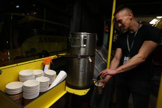 Streetbus ruszył na ulice Wrocławia. W specjalnym autobusie na bezdomnych czeka ciepły posiłek i pomoc medyczna