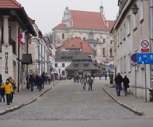 Mglisty Kazimierz Dolny w obiektywie. Miasteczko nad Wisłą przyciąga turystów nawet późną jesienią