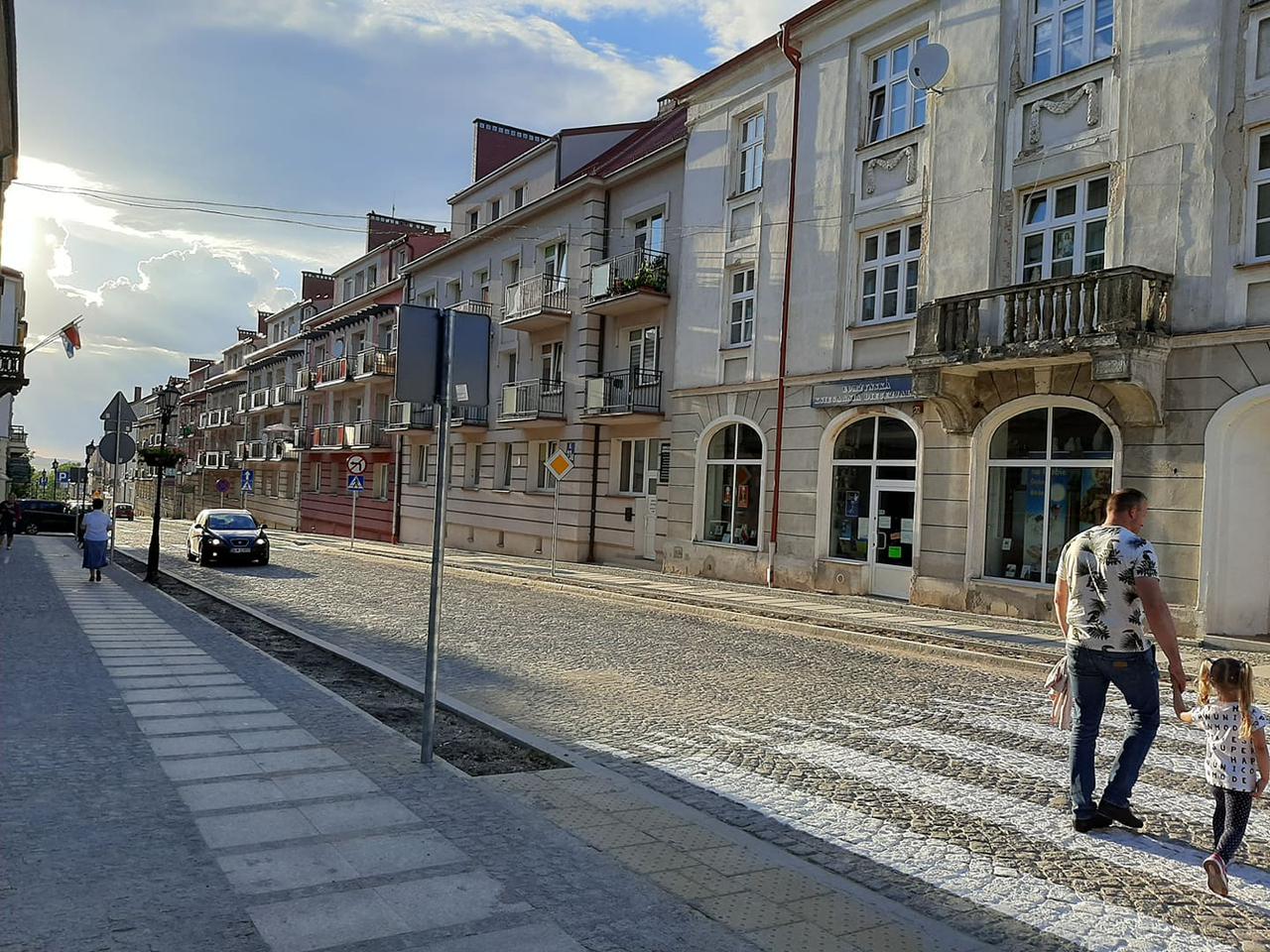 Przejeżdżaliście już ulicą Dworną w Łomży? Zobaczcie, jak wygląda po remoncie [FOTO]