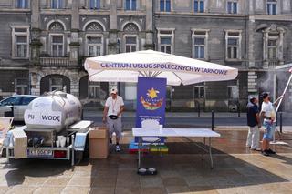Tarnów walczy z falą upałów. Na ulicach rozdawana jest woda, stanęły również kurtyny wodne