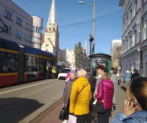 Nagłe zatrzymanie tramwajów przy Piotrkowskiej. Interweniowali ratownicy medyczni