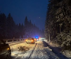 Jelenia Góra. Intensywne opady śniegu. Policja ostrzega kierowców