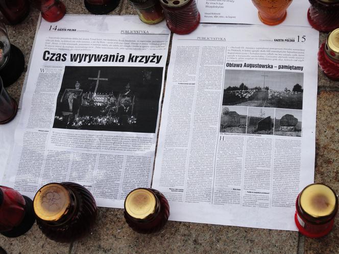 Obrońcy krzyża przed Pałacem Prezydenckim