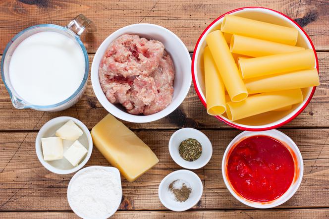 Cannelloni nadziewane mięsem zapieczone pod beszamelem: przepis krok po kroku