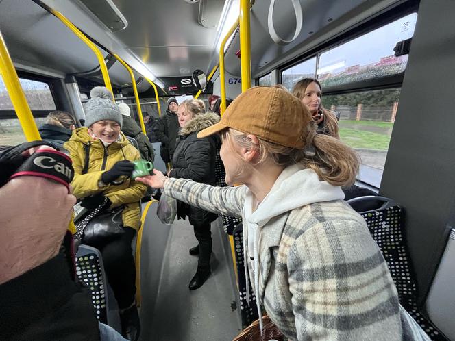 W gorzowskich autobusach elektrycznych przedstawiciele miasta rozdawali kubki i kalendarze