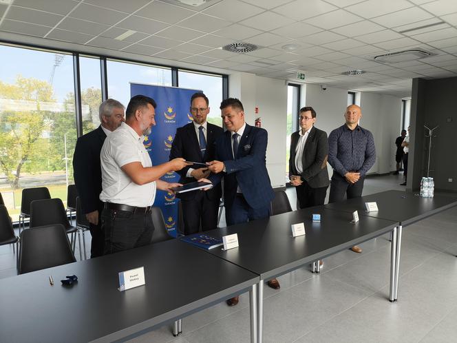 Podpisanie umowy na rozbudowę stadionu piłkarskiego w Mościcach