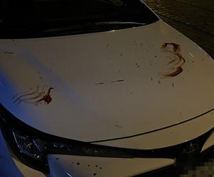 Horror na Woli. Kobieta w szale wysmarowała swoją krwią samochody